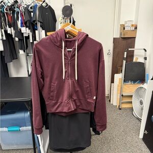 Vuori Granite Cropped Hoodie in Cerise Heather size XS.